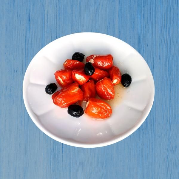 Les beaux jours s'apparentent souvent avec des recettes de feta. Fréquemment en salade, on peut aussi cuisiner ce fromage de brebis au four. Aujourd'hui, je vous propose : des poivrons farcis à la feta, pour l'apéritif ou comme plat principal, ça fonctionne très bien aussi. Poivrons farcis à la feta